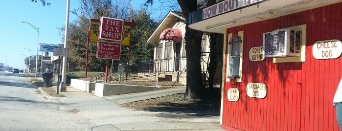 Little Red Dog House is one of สถานที่ที่ Damian ถูกใจ.