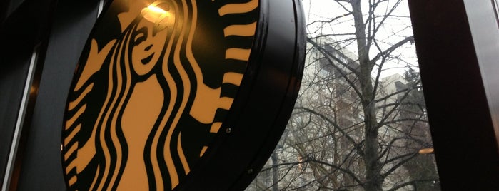 Starbucks is one of Mishaelaさんのお気に入りスポット.
