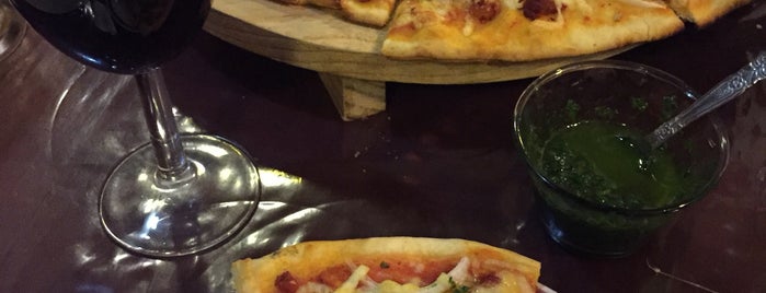 Bon Appetit Resto & Pizzas is one of Posti che sono piaciuti a Alejandro.
