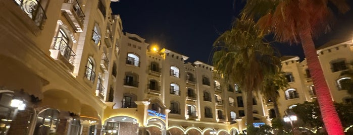 Crowne Plaza is one of مطاعم الرياض.