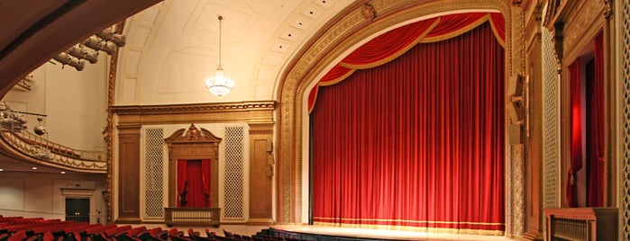 Chenery Auditorium is one of Lugares favoritos de Katy.
