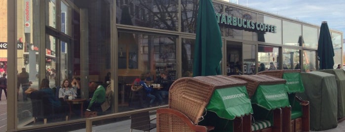 Starbucks is one of Orte, die Karl Ernest gefallen.