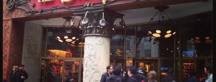 Disney Store is one of Tempat yang Disukai Kirill.