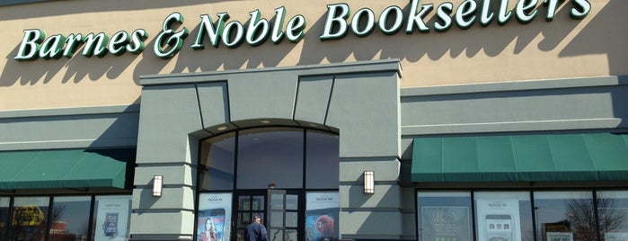 Barnes & Noble is one of สถานที่ที่ Kathy ถูกใจ.