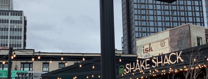 Shake Shack is one of Tempat yang Disukai Stephen.
