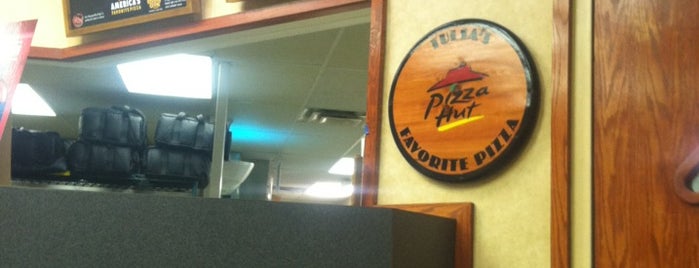 Pizza Hut is one of สถานที่ที่ Rob ถูกใจ.