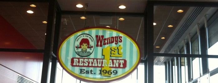 Wendy's is one of Locais curtidos por David.