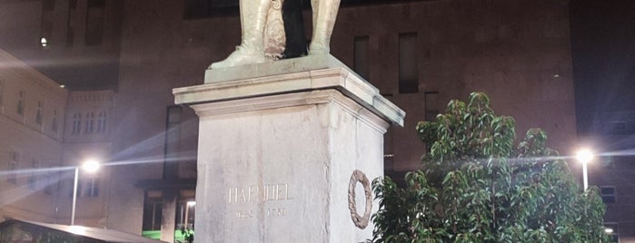 Händel-Denkmal is one of Halle 4 students.