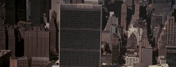 Organisation des Nations unies is one of Live and Let Die (1973).