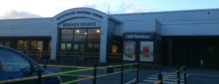 Dunnes Stores is one of Lieux qui ont plu à Peter.