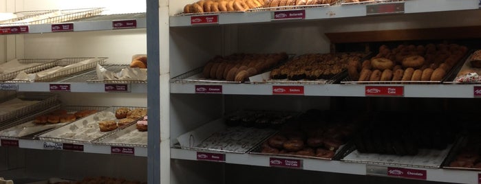 Sweetwater's Donut Mill is one of Locais curtidos por Madi.
