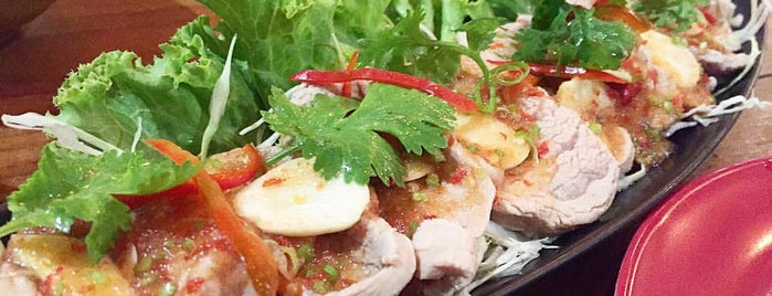 Reung Lao Restaurant is one of 🍺B e e r🍻'ın Beğendiği Mekanlar.