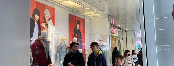 UNIQLO is one of สถานที่ที่ Mark ถูกใจ.