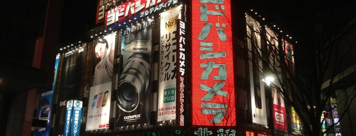 Yodobashi Camera is one of สถานที่ที่ Shinichi ถูกใจ.
