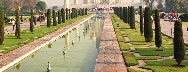 Taj Mahal is one of Never-ending Travel List.