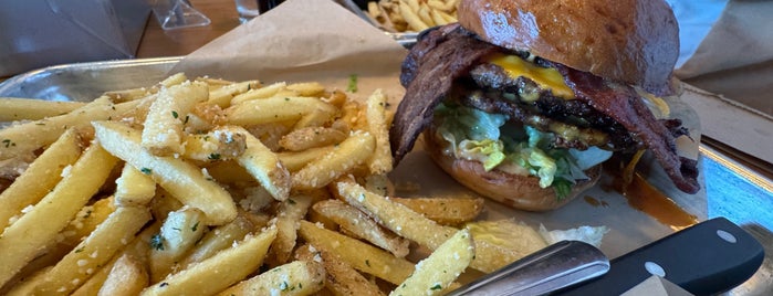 Tipsy Cow Burger Bar is one of My top 10 restaurants in Redmond.