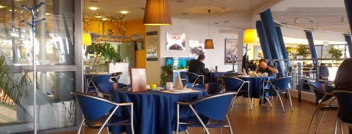 Mercedes Café is one of Orte, die Павел gefallen.