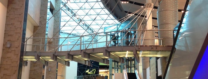 The Gate Mall is one of Lugares favoritos de Hamad.