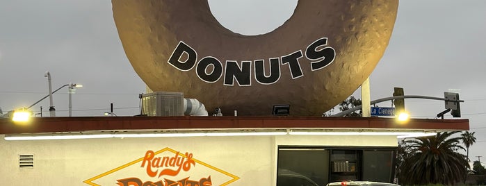 Randy's Donuts & Chinese Food is one of สถานที่ที่ Dee ถูกใจ.