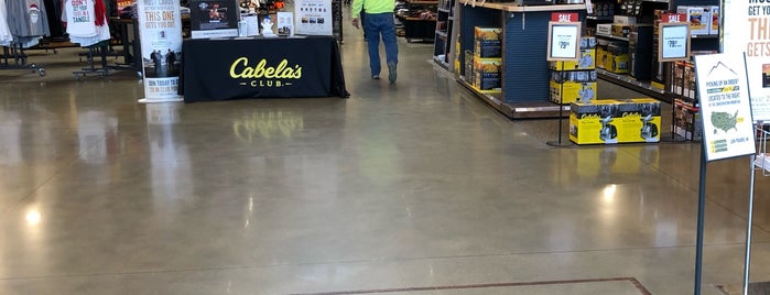 Cabela's is one of Lieux qui ont plu à Matthew.