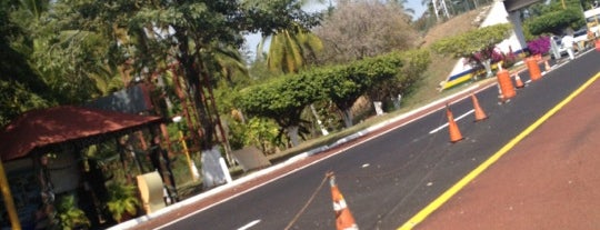 Carretera Acapulco - Mexico is one of สถานที่ที่ Vanessa ถูกใจ.