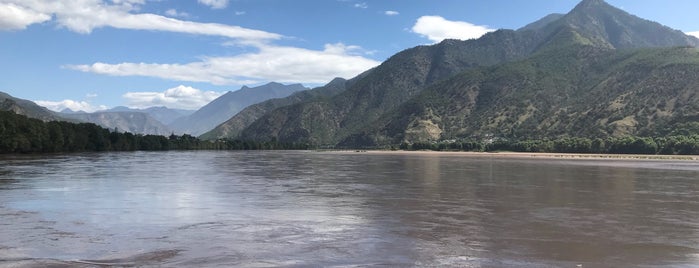 First Bend Of Yangtze River is one of Lieux qui ont plu à leon师傅.