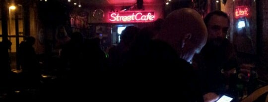 Street cafe is one of สถานที่ที่ Sofiya ถูกใจ.