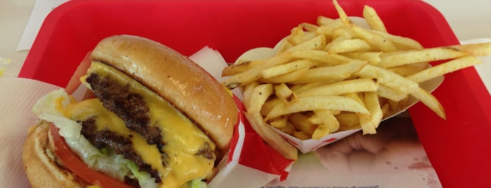In-N-Out Burger is one of Tempat yang Disukai Shannon.