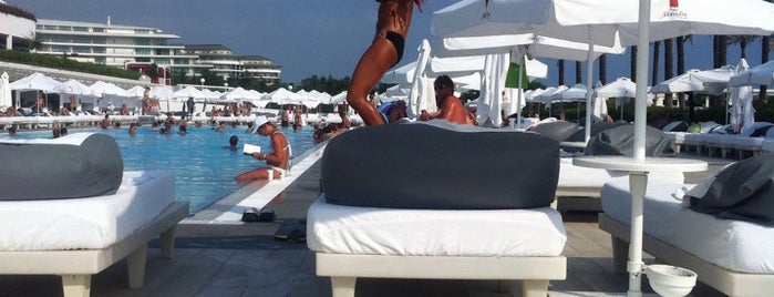 Adam & Eve Hotel Swimming Pool is one of Tempat yang Disukai Hülya.
