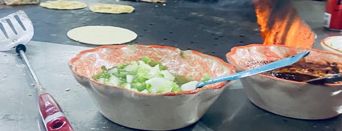 Tacos El Califa De León is one of Oscarさんの保存済みスポット.