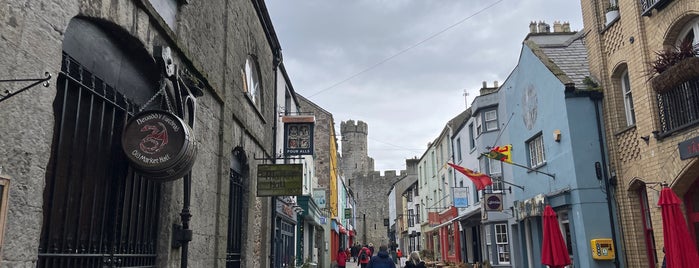 Caernarfon is one of Lugares favoritos de Elliott.