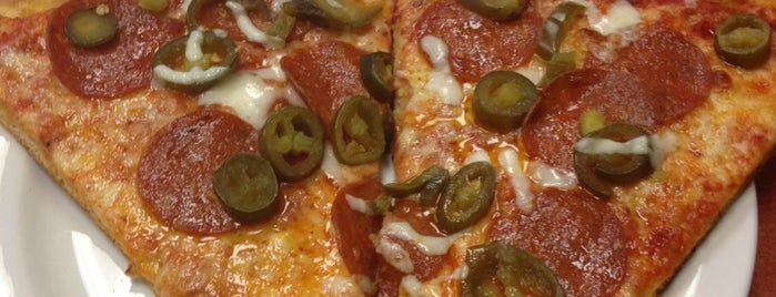 Above the Crust Pizza is one of Lugares favoritos de Mike.