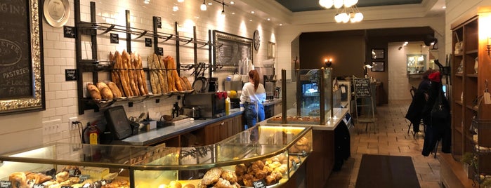 Eva's Bakery is one of Orte, die Amir gefallen.