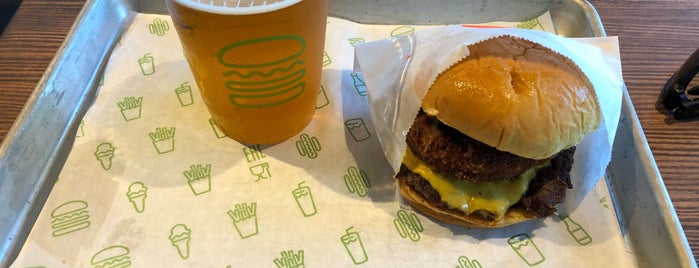 Shake Shack is one of Amirさんのお気に入りスポット.