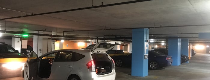 Roosevelt Collection Parking Garage is one of Lugares favoritos de Noah.