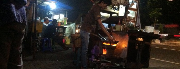 Bakmi dan Nasi Goreng Batas Kota is one of Favorite Food.