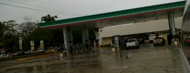 Gasolinera La Faja de Oro is one of สถานที่ที่ Carlos ถูกใจ.