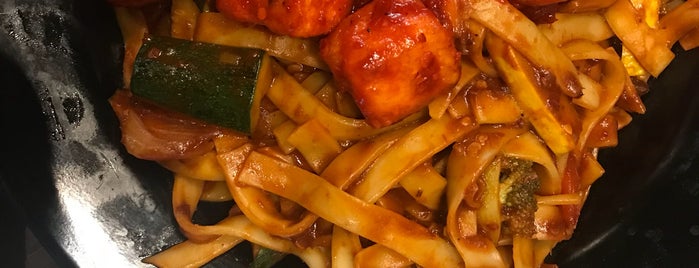 Noodle is one of Lugares favoritos de Deepak.