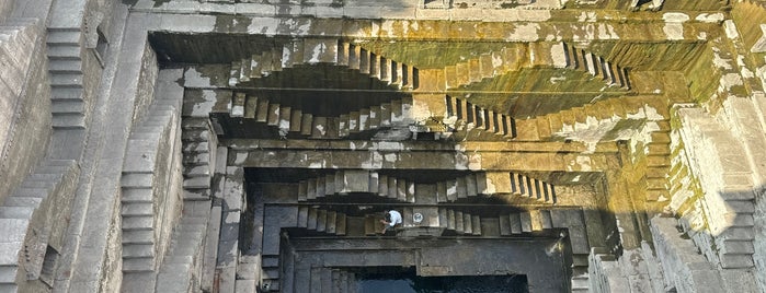 Toonwar Ji ka Jhalra (Step well) is one of สถานที่ที่ Gianluca ถูกใจ.