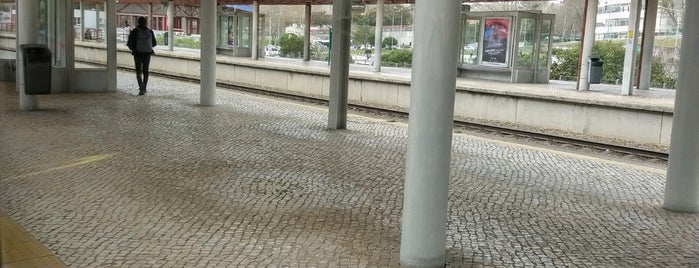 Estação Ferroviária de Monte Abraão is one of Estações.