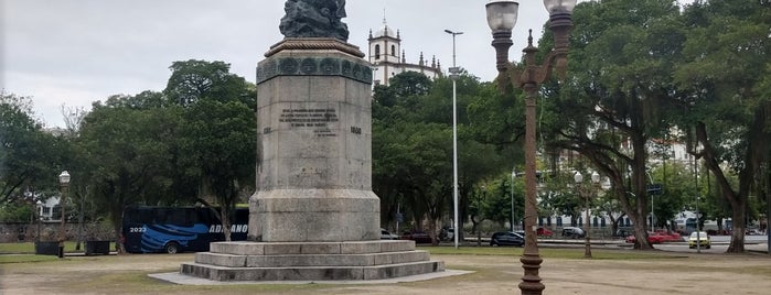 Praça Nossa Senhora da Glória is one of Cabelos ao vento.