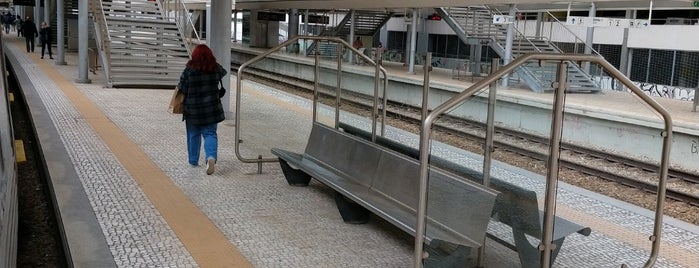 Estação Ferroviária de Massamá - Barcarena is one of Estações.