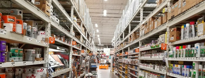 The Home Depot is one of Tempat yang Disukai Chris.