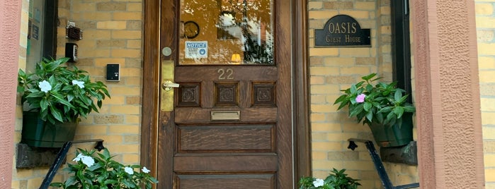 Oasis Guest House Bed and Breakfast Boston is one of George'nin Beğendiği Mekanlar.