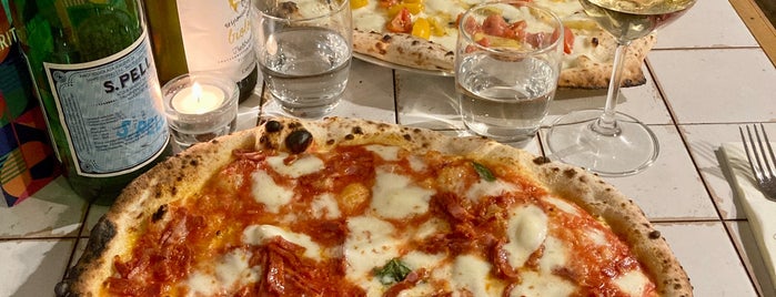 L'Antica Pizzeria da Michele is one of สถานที่ที่ Davide ถูกใจ.