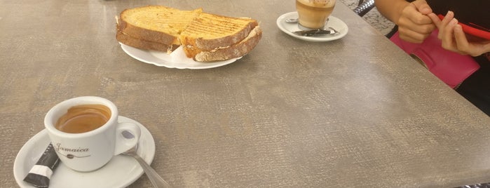 Jamaica Coffee Shop is one of Madeira Eating.