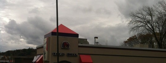 Taco Bell/KFC is one of สถานที่ที่ Judi ถูกใจ.