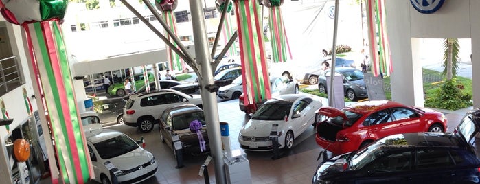 Volkswagen is one of สถานที่ที่ Armando ถูกใจ.