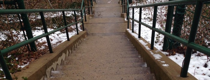 Arlington Ridge Staircase is one of kazahel'in Kaydettiği Mekanlar.