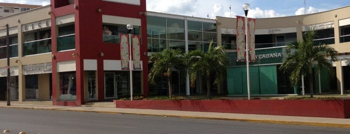 Plaza Morett is one of Locais curtidos por Elva.